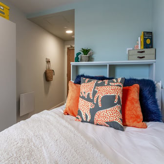 Gold En Suite - Image 1
